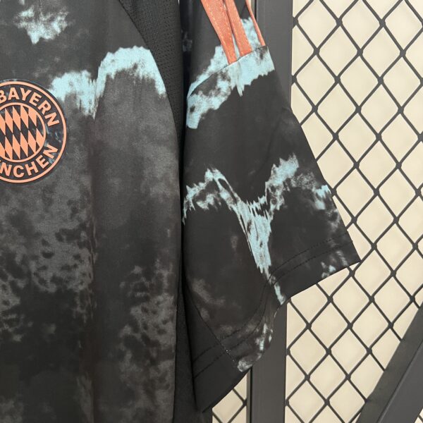 CAMISA BAYERN MUNIQUE AWAY 2024 2025 TORCEDOR - Image 5