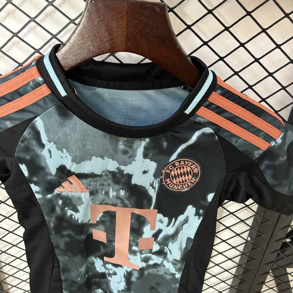 CONJUNTO BAYERN MUNIQUE INFANTIL AWAY 2024 2025 - Image 2